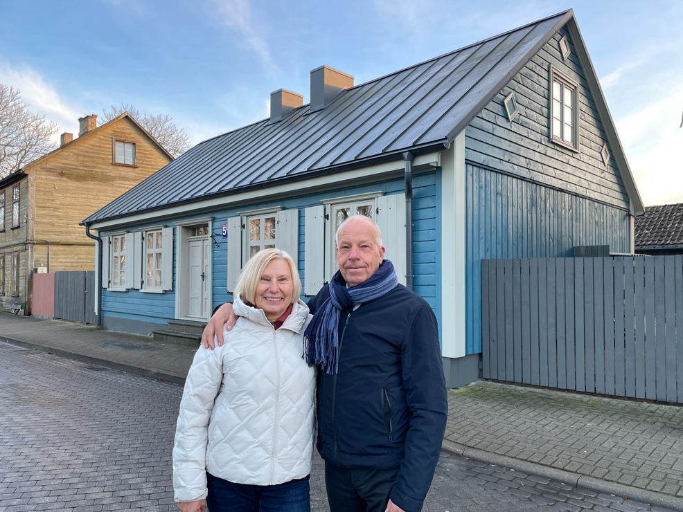 Atjaunotais nams Jūras ielā 5a patīkami izceļas gan ar perfekto fasādes apdari, gan izvēlēto toni. Attēlā: Acīmredzami, ka Ruta un Ģirts ar savu veikumu ir apmierināti.