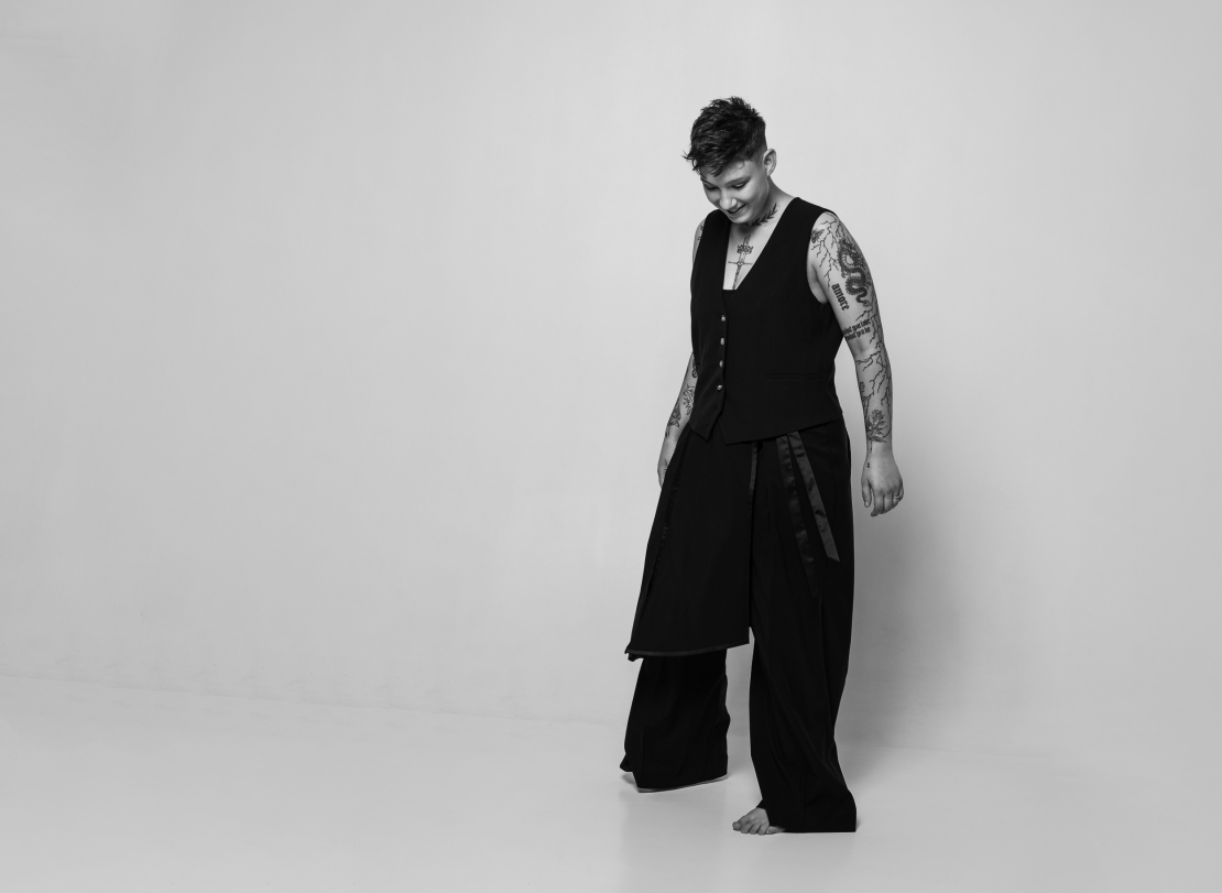 Dziedātāja EMILIJA.