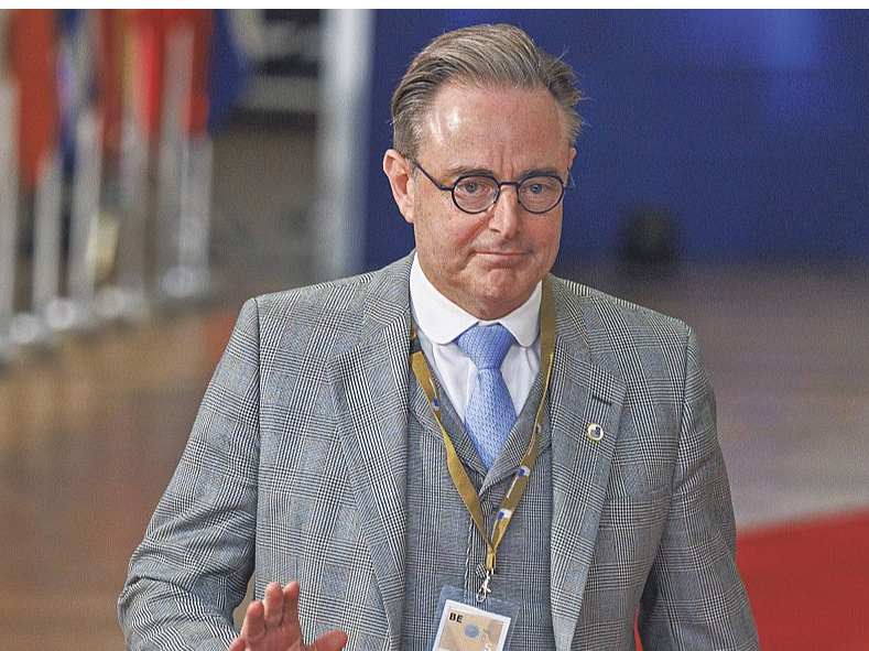 Beļģijas premjerministrs Barts de Vēvers 23. oktobrī, apmeklējot Eiropas Savienības līderu sanāksmi Briselē. Viņš atzinis, ka Krievijas iesaldēto aktīvu jautājumā Beļģija izjūtot "neticamu" spiedienu. Piekāpties Beļģijas valdības vadītājs tomēr neesot gatavs.