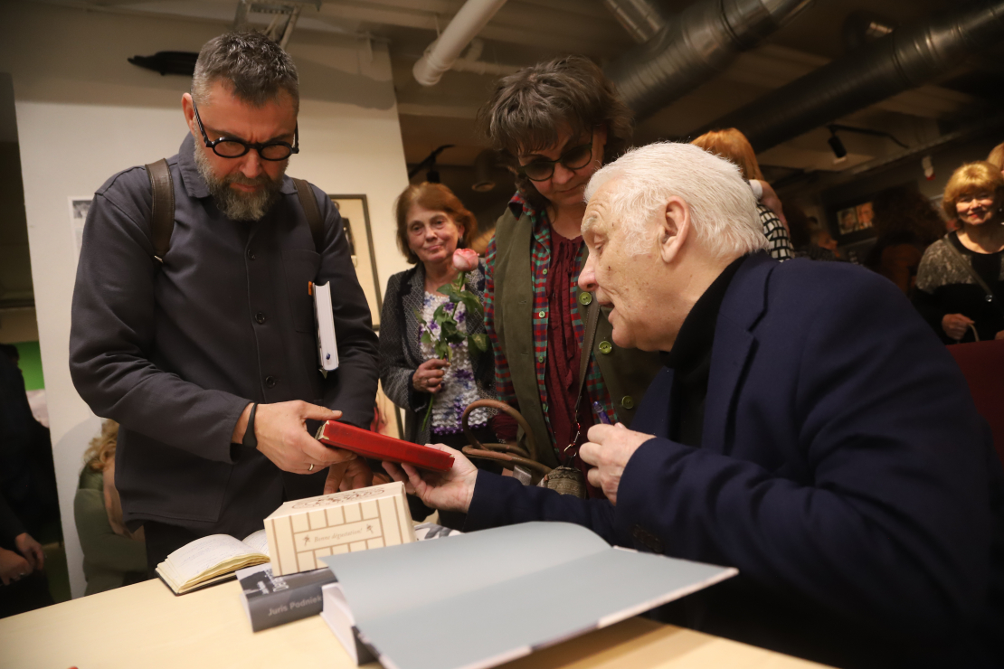 Atver grāmatu "Juris Podnieks. Dienasgrāmatas. 1975-1981". Agris Redovičs.