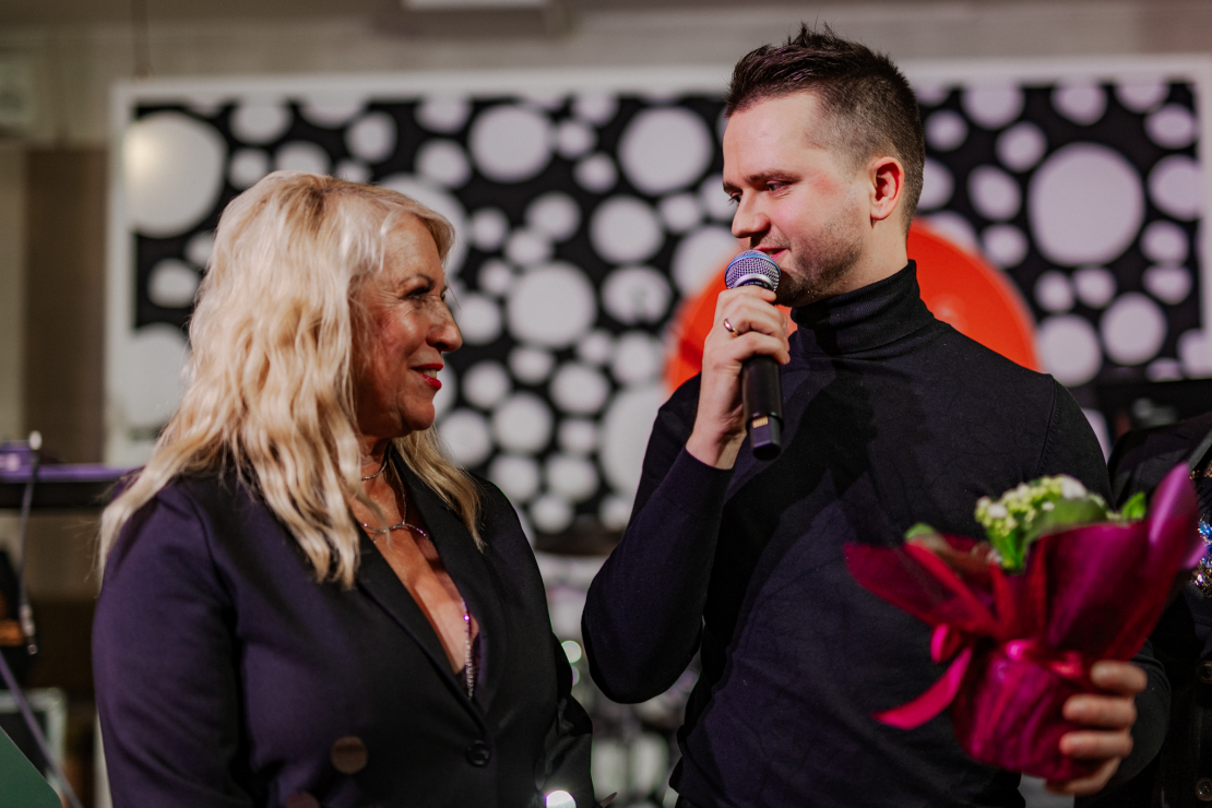 Dziedātāja Olga Rajecka prezentē klipu, plati un koncertus.