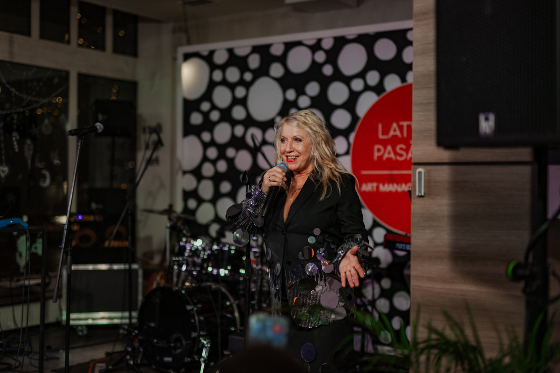 Dziedātāja Olga Rajecka prezentē klipu, plati un koncertus.