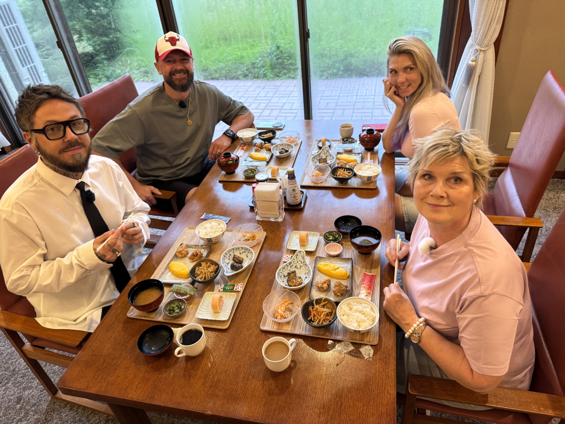 “Četri uz koferiem” Japānā.