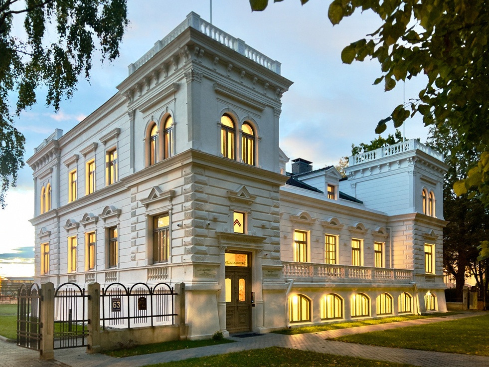 Ventspilnieki raduši ēku Kuldīgas ielā 63 saukt par Grīnberga māju, nu viņiem būs jāielāgo arī nosaukums “Villa Langberg”. Pie ieejas
piestiprinātas plāksnes ar informāciju par abiem īpašniekiem.