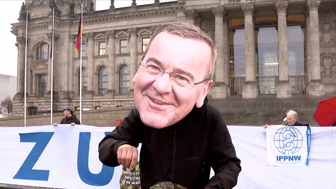 Parlamenta lēmums izsaucis plašus protestus – 90 Vācijas pilsētās pulcējās skolēni, protestējot pret brīvprātīgā militārā dienesta atjaunošanu.