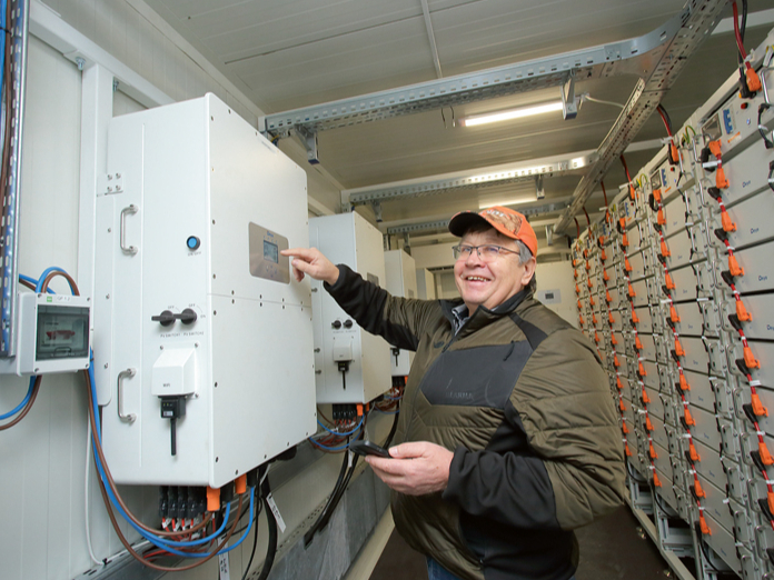 ZS "Vec-Kurmji" saimnieks Jānis Freimanis novietnes tehniskajā telpā ir gandarīts par saules paneļu ražotās elektroenerģijas uzkrāšanu akumulatoros rādītājiem. Vasaras mēnešos saimniecībai pietiek ar savu ražoto elektroenerģiju.