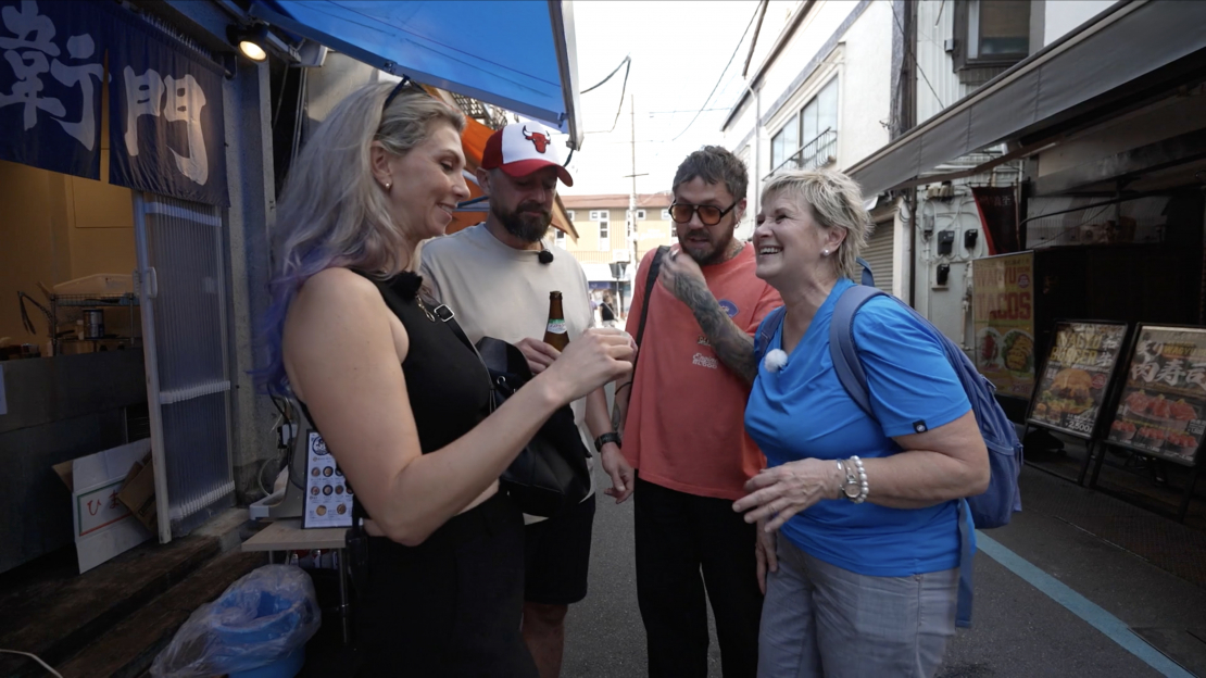 "Četri uz koferiem" Tokijā.