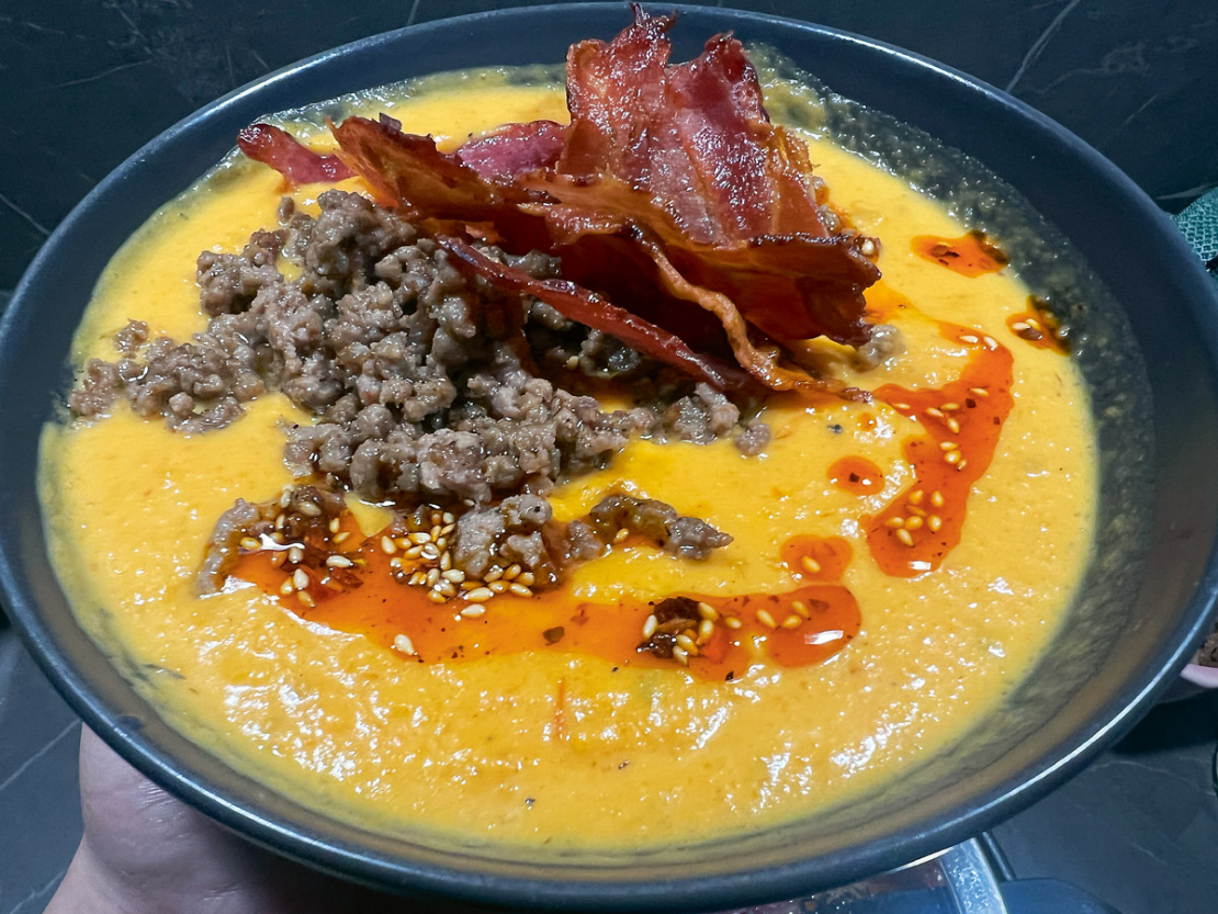 Ķirbja biezzupa ar malto gaļu un čili eļļu.