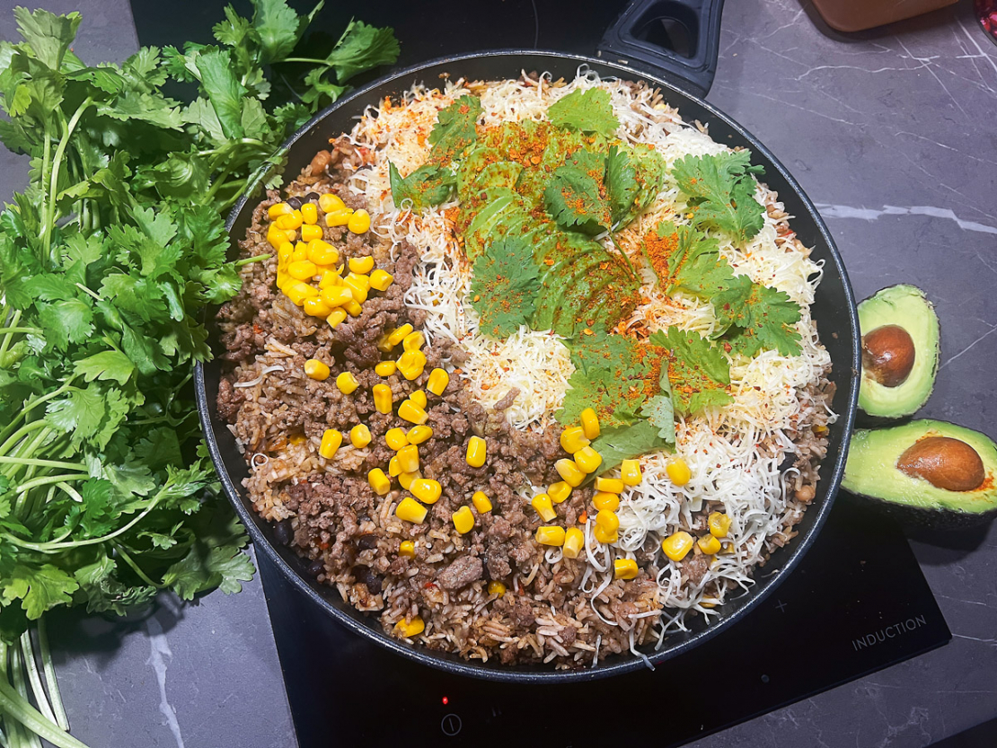 Meksikāņu panna ar rīsiem un brieža gaļu.