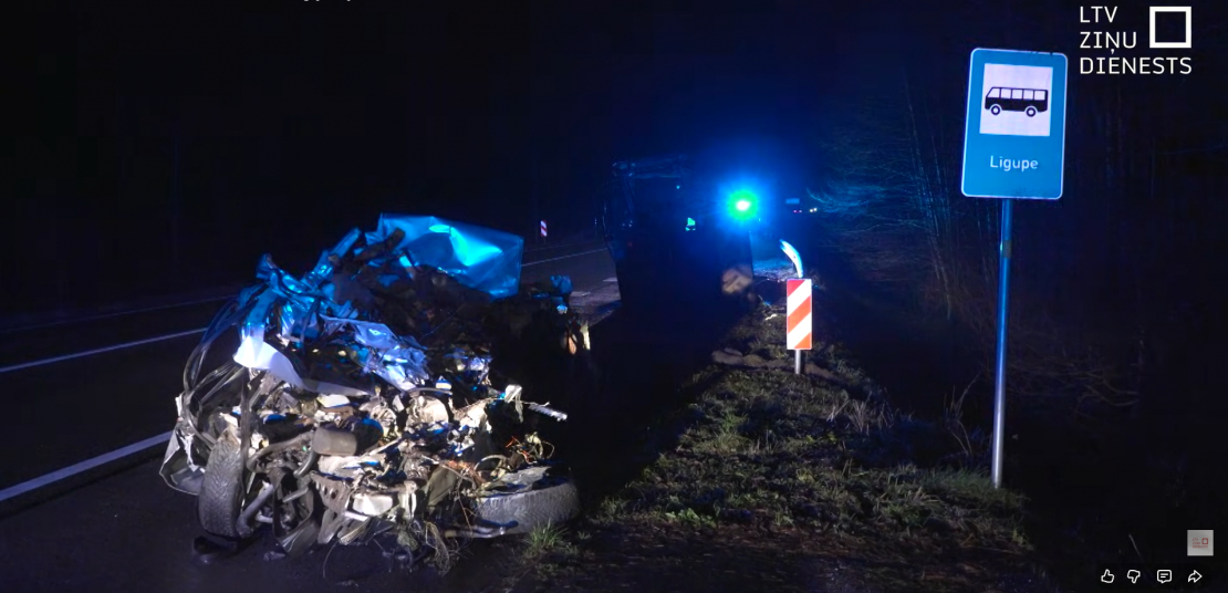 Traktora un vieglā auto sadursme uz autoceļa Liepāja-Rucava.