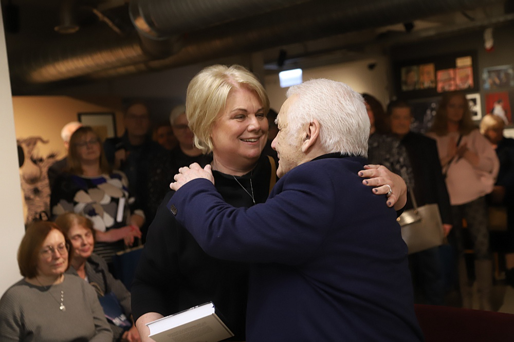 Grāmatas sastādītājs Agris Redovičs un "Jura Podnieka studijas" vadītāja, kinorežisore un producente Antra Cilinska izdevuma atvēršanas pasākumā.
