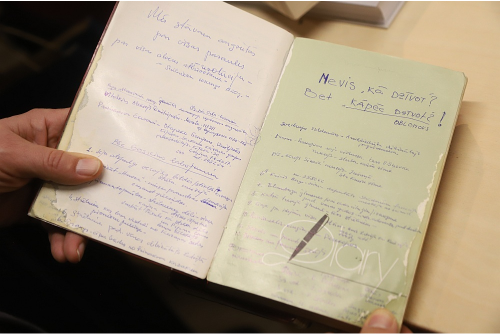 Juris Podnieks dienasgrāmatu rakstīja ikgadējos piezīmju kalendāros jeb plānotājos. Šajos pierakstos ir piezīmes par lasāmo literatūru, par organizatoriskiem jautājumiem, par montāžas risinājumiem, finansēm, nākotnes plāniem. Visam pa vidu – pārdomas par dzīvi, analītisks pašanalīzes process.