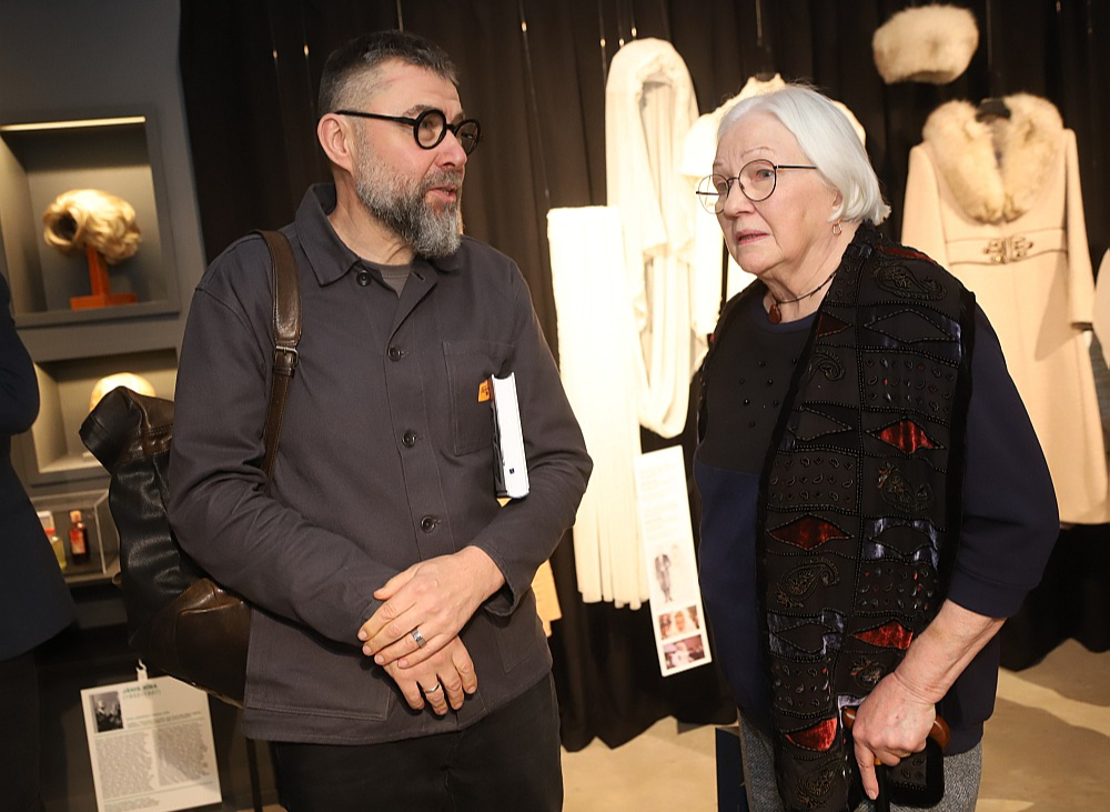 Režisors Viesturs Kairišs un aktrises Līga Liepiņa grāmatas atvēršanas pasākumā.