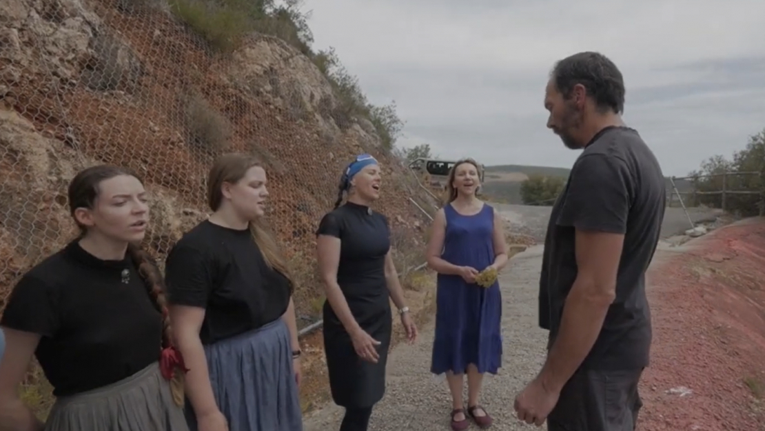 Tradicionālās dziedāšanas grupa "Saucējas" un Portugāles mākslinieks Karlošs Nortons (Carlos Norton).