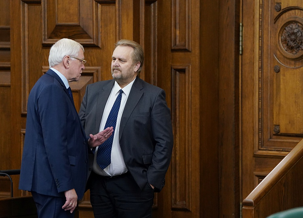 Andrejs Ceļapīters (no labās) Saeimā kopā ar vienu no ZZS frakcijas līderiem Augustu Brigmani.