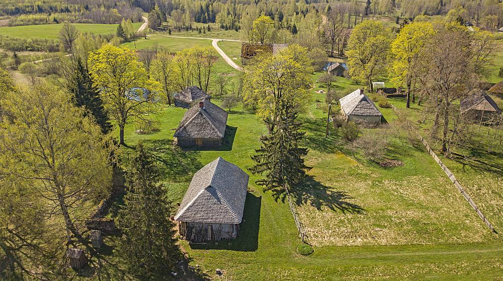 Vēveros izveidota Latvijas Etnogrāfiskā brīvdabas muzeja lauku ekspozīcija. No senajām saimniecībām sešas ir muzeja pārziņā, bet "Lejasvēveri" un "Jaunvēveri" ir mantinieku privātīpašums. Interneta vietnē "visit.cesis.lv" teikts: "Vēveri ir Piebalgai raksturīga zemnieku amatnieku sētu grupa, kuras vēsture datējama, sākot ar 16. gs. vidu. 19. gs. galvenais peļņas avots Vēveros ir aušana, katrā mājā klaudzēja 2–4 stelles. Sākoties "Mērnieku laikiem" (19. gs. 70.–80. gadi), kad piebaldzēni izpērk zemi no muižas, Vēveros ir izveidojušās astoņas saimniecības. Mūsdienās dabā redzams šo astoņu sētu savstarpējais izkārtojums un apbūve. Lai saglabātu vēsturiski veidojušos kultūrainavu ar senatnīgām sētām, ēkām, ceļiem, koku stādījumiem, Vēveros izveidota Latvijas Etnogrāfiskā brīvdabas muzeja lauku ekspozīcija. [..] Vēveru ekspozīcijā aplūkojama ne tikai tradicionālā piebaldzēnu sētu apbūve, bet arī dažādi amatnieku un zemkopju darbarīki, mūsdienu cilvēkam neierasti mājsaimniecības priekšmeti un lietas. Vēveru kalna augstākajā vietā (226 m virs jūras līmeņa) slejas ap 1875. g. Kalna Vēveru saimnieka būvētās vējdzirnavas. No dzirnavu galerijas un augšējā stāva lieliski redzams Vēveru kopskats un Piebalgas tāles. Vēveros piedāvā meistarklasi maizes cepšanā īstā maizes krāsnī."