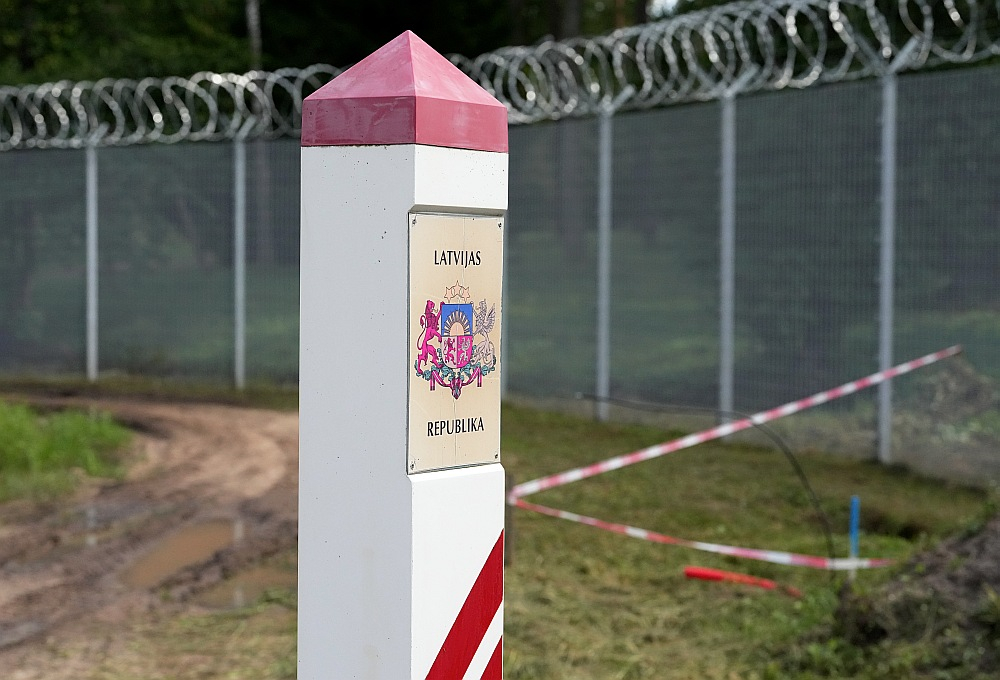 Latvijas Iekšlietu ministrija turpinot uzstāt, lai Eiropas institūcijas aprēķinos ņem vērā arī Latvijas faktisko ieguldījumu "četru gadu cīņā ar migrantu instrumentalizāciju uz Eiropas Savienības ārējās austrumu robežas, tās izbūvi".