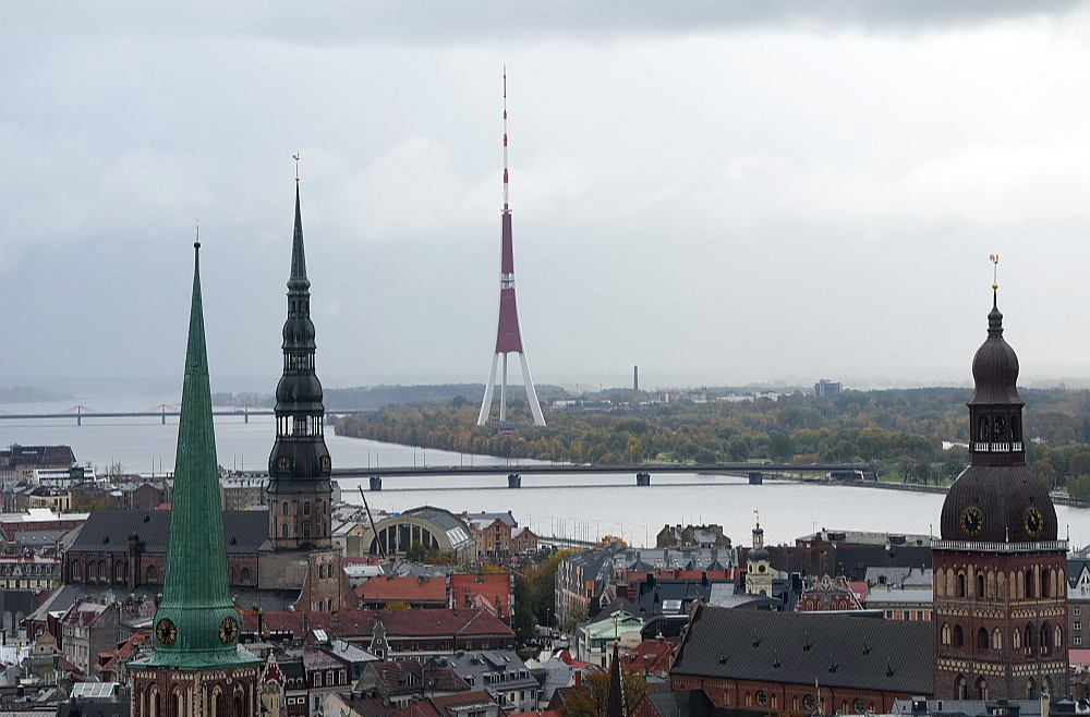 Pašvaldību obligāciju jeb parādzīmju izlaišana varētu būt būtisks papildinājums vietējo vajadzību finansējuma buķetē, jo tā būtu iespēja gan tikt pie daudzgadīga finansējuma, gan arī dotu pienesumu kapitāla tirgus attīstībā Latvijā, piedāvājot privātajiem investoriem veidu, kā droši un samērā ienesīgi ieguldīt naudu. Rīga ir celmlauzis šajā kustībā.