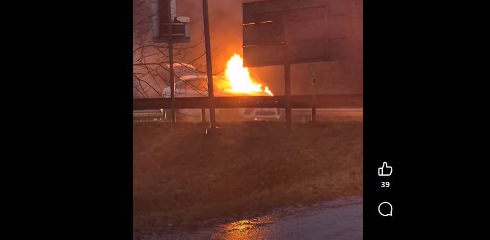 Nodegusī automašīna.