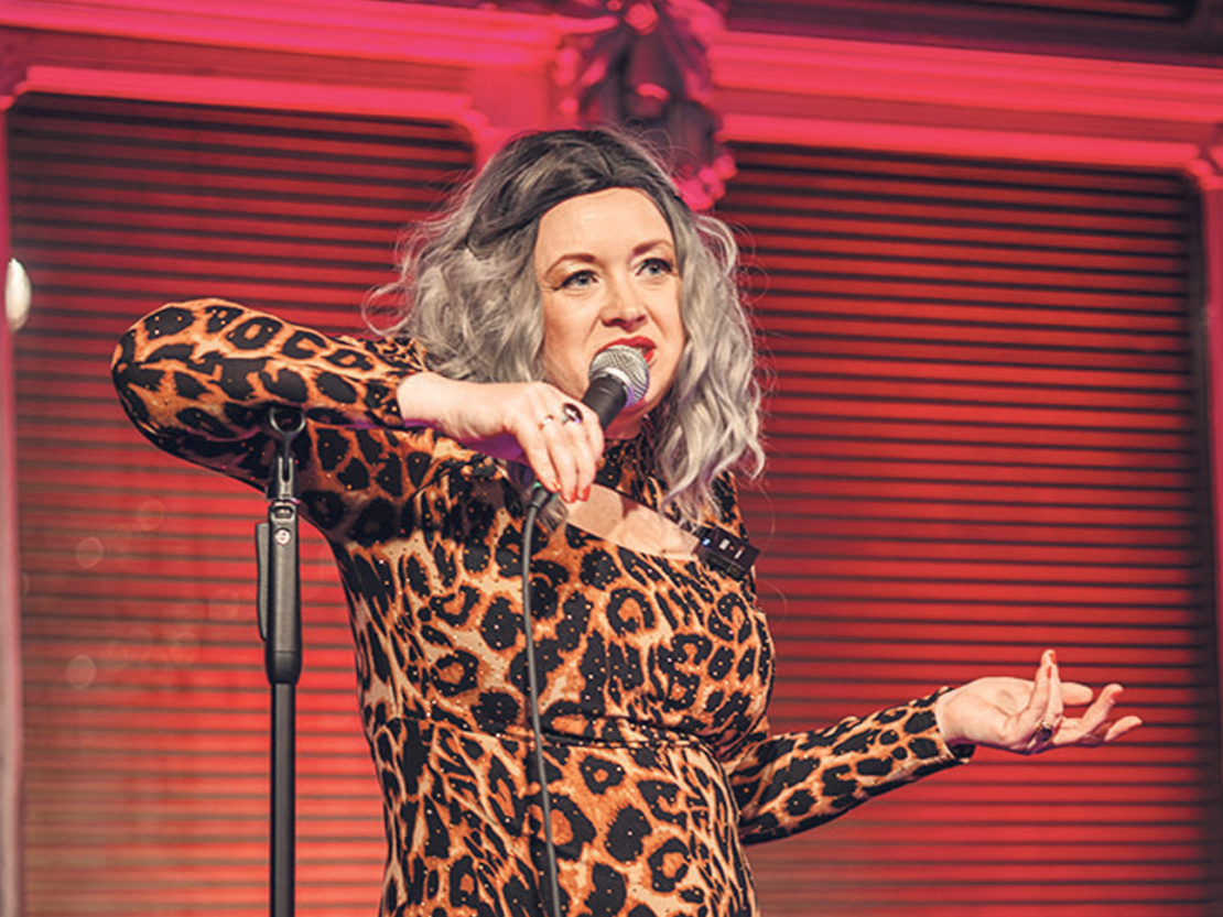 Komiķe, sieviešu "stand-up" dalībniece un satura veidotāja Džemma Sudraba.