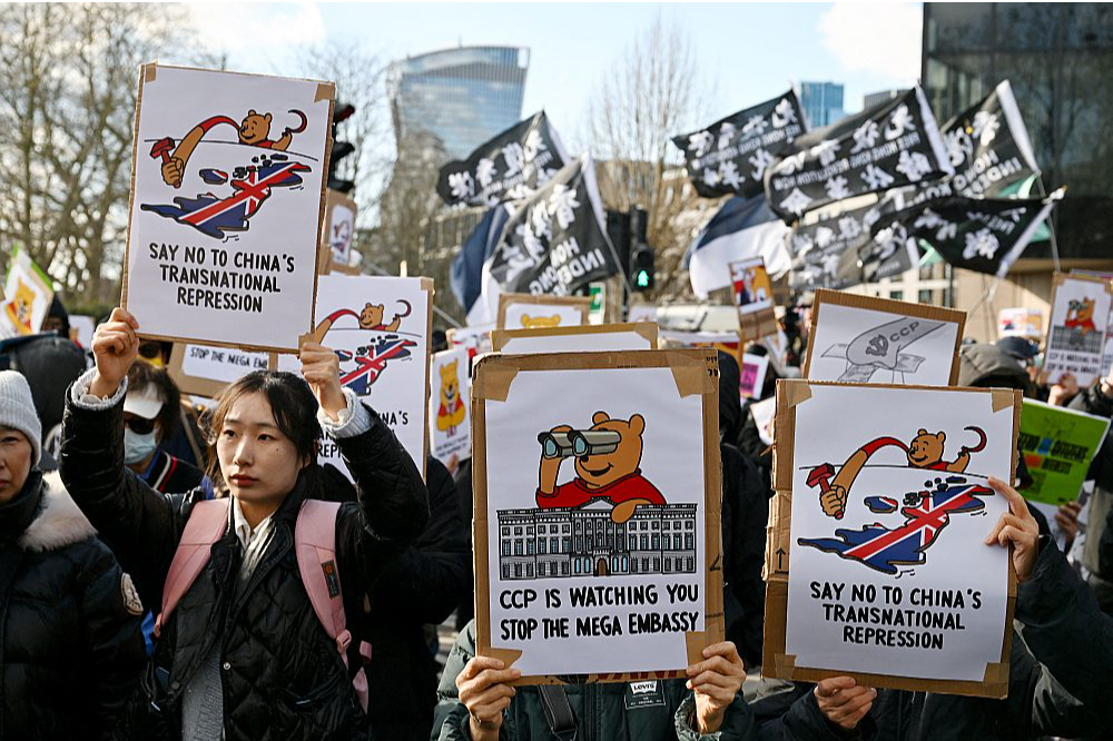 Protesta akcija pie bijušās karaliskās naudas kaltuves Londonā, kur Ķīna plāno atvērt jauno vēstniecību.