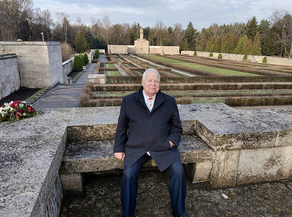 Andrejs Ķeizars, nodibinājuma "Rubeņa fonds" valdes loceklis, latviešu nacionālo partizānu vēstures iemūžināšanas entuziasts, Atzinības krusta komandieris Brāļu kapos Rīgā: "Vai mūsu senčiem, arī nacionālajiem partizāniem, vispār bija vērts par mums cīnīties? Protams, ka bija! Kad sarkanā armija 1944. gada rudenī jau nākusi uz Kurzemi, piemēram, ģenerāļa Jāņa Kureļa karavīri tomēr vienojušies – cīnīsimies kaut vai par kapa vietu dzimtajā zemē! Lūk, tas ir patriotisma augstākais slieksnis!"