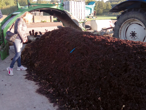Komposta jaucējs un krāvums (stirpās) intensīvajā komposta veidošanas sistēmā.