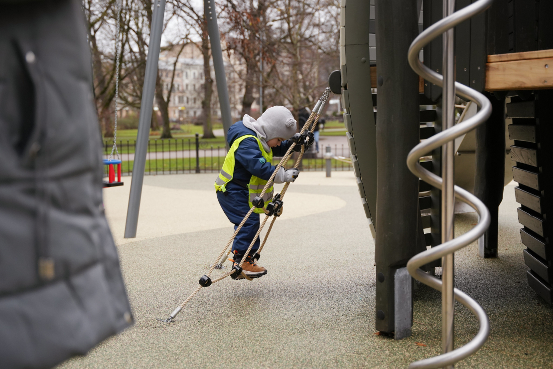 Atjaunotais bērnu rotaļu laukums Vērmanes dārzā.