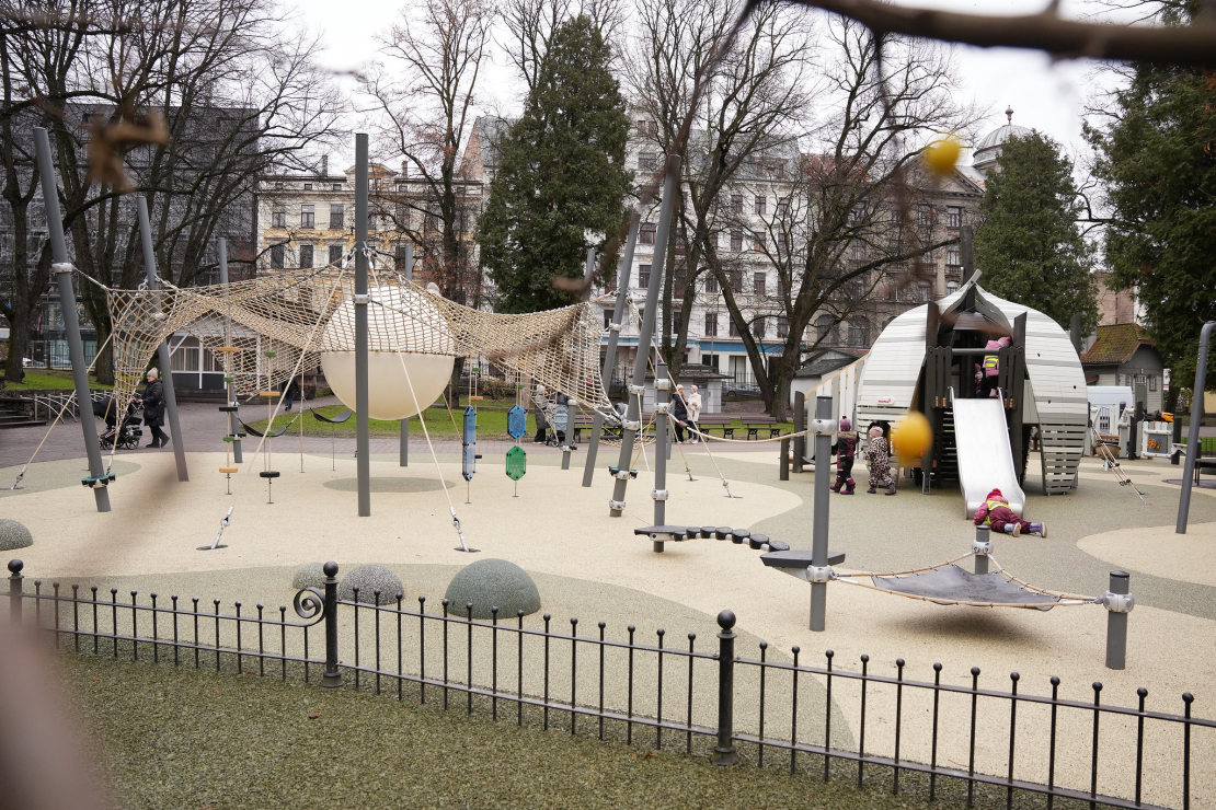 Atjaunotais bērnu rotaļu laukums Vērmanes dārzā.