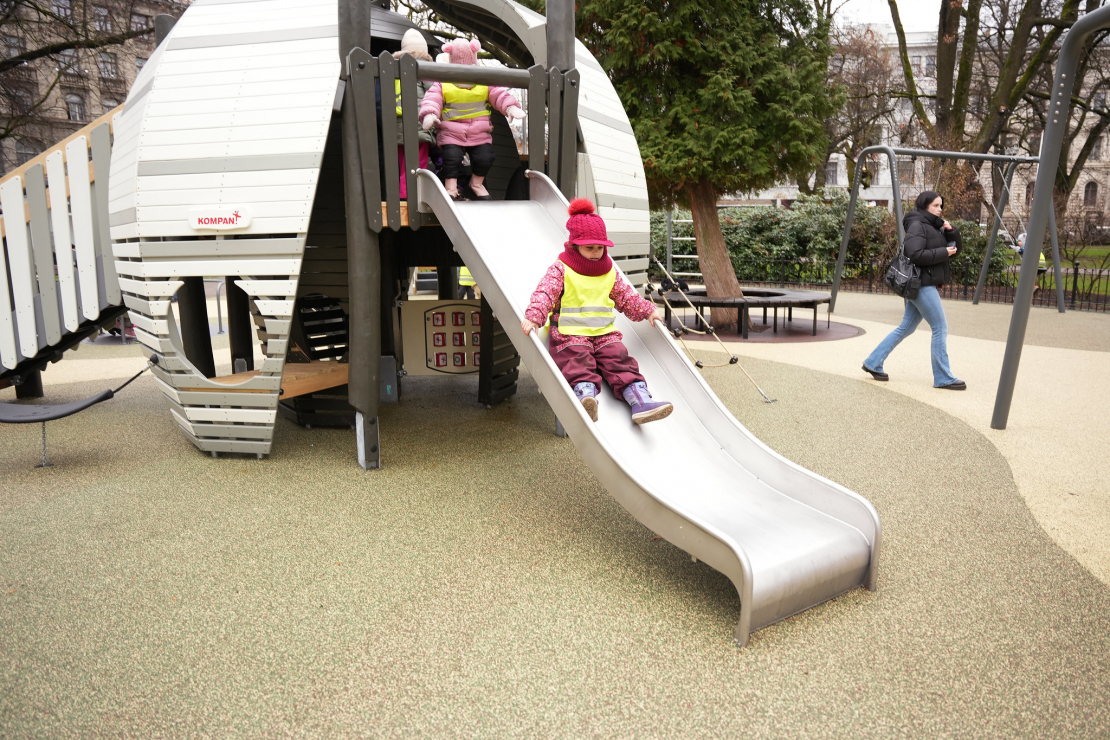 Atjaunotais bērnu rotaļu laukums Vērmanes dārzā.