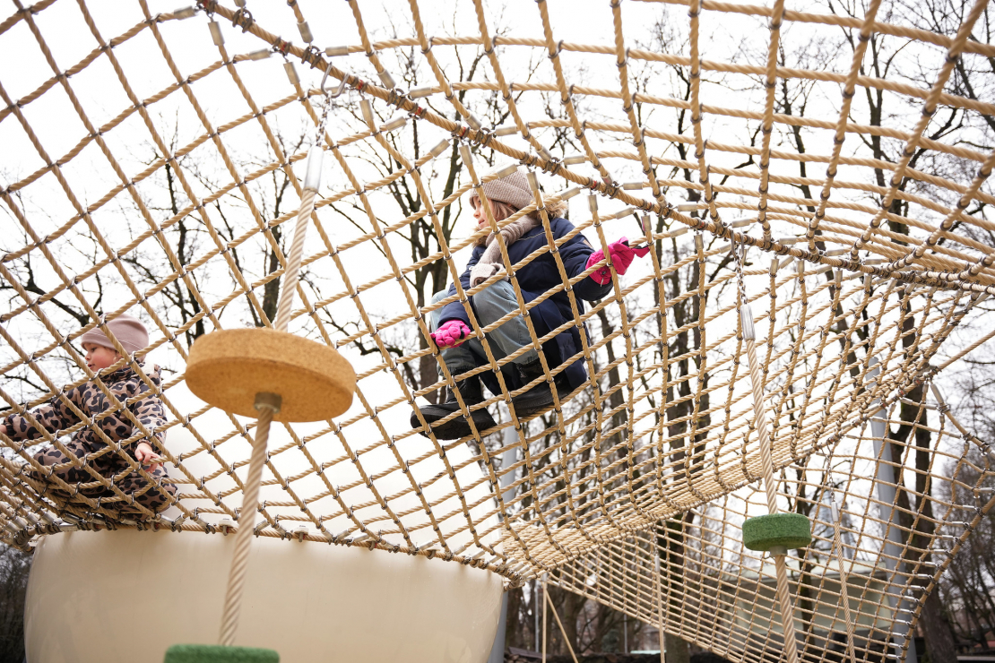 Atjaunotais bērnu rotaļu laukums Vērmanes dārzā.