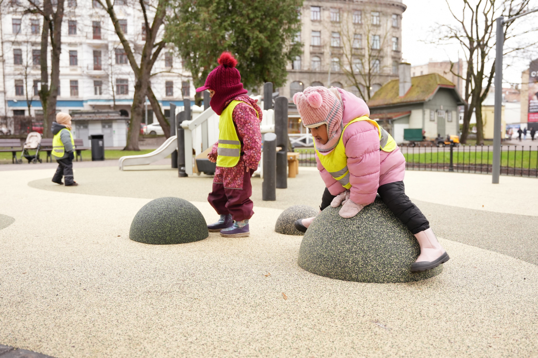 Atjaunotais bērnu rotaļu laukums Vērmanes dārzā.