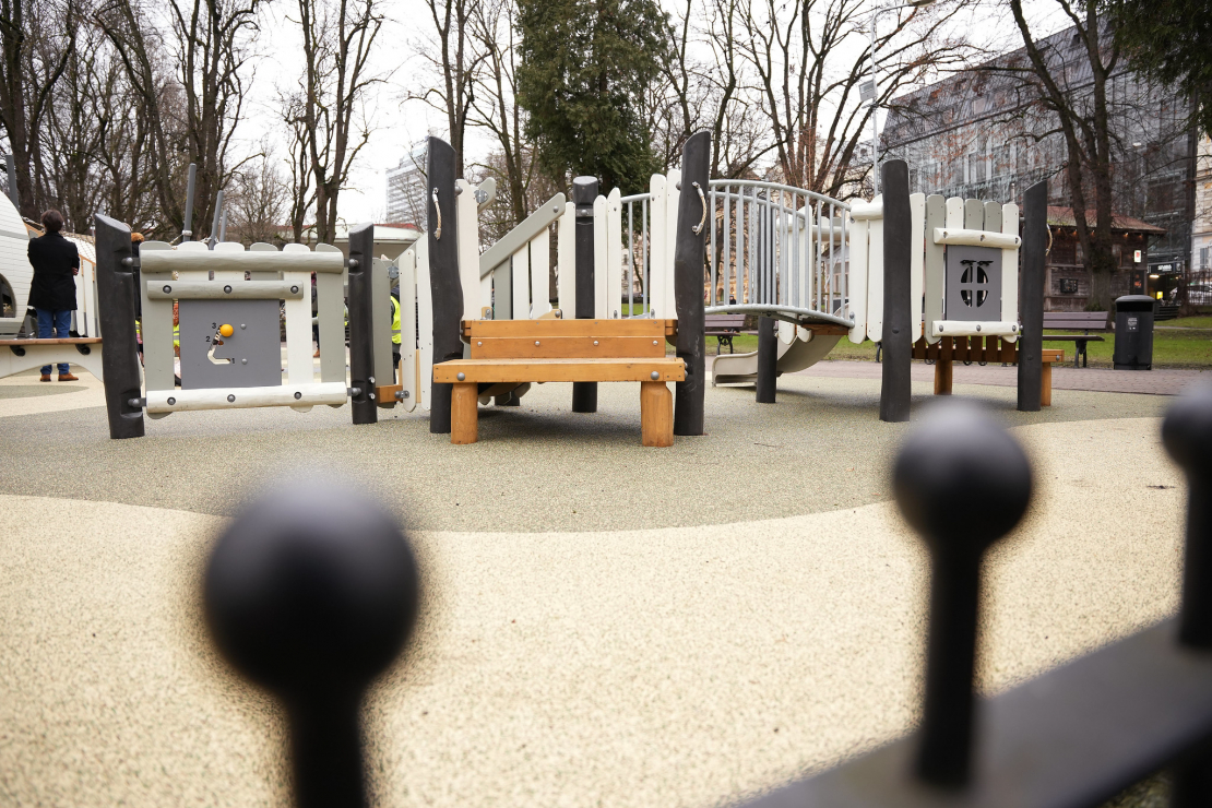 Atjaunotais bērnu rotaļu laukums Vērmanes dārzā.