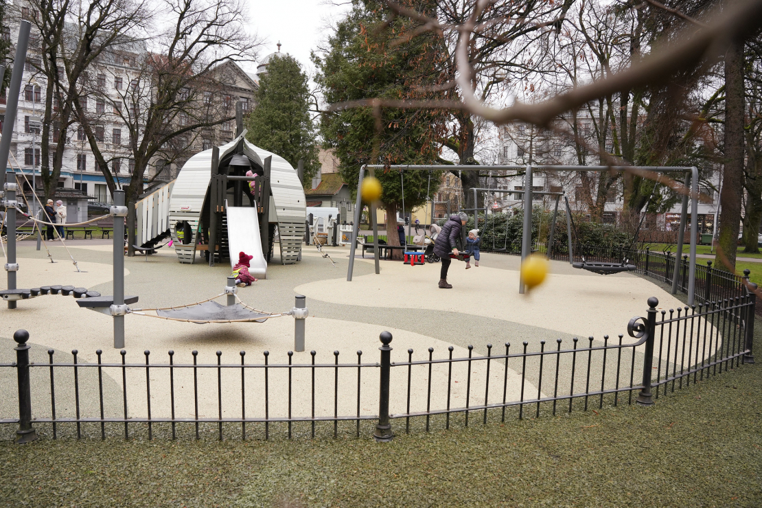 Atjaunotais bērnu rotaļu laukums Vērmanes dārzā.