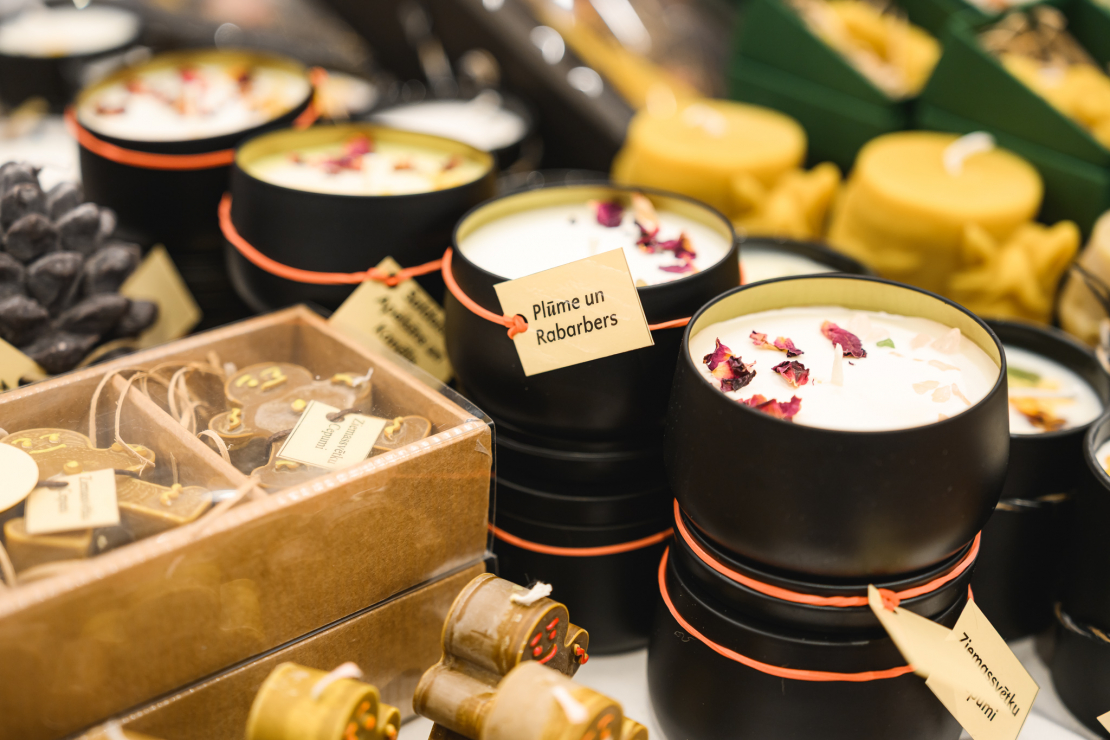 Atklāts Ziemassvētku labdarības tirdziņš.