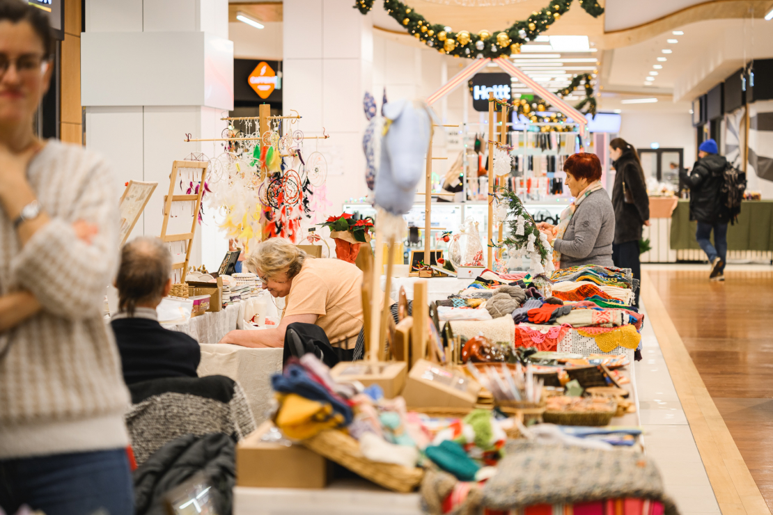 Atklāts Ziemassvētku labdarības tirdziņš.