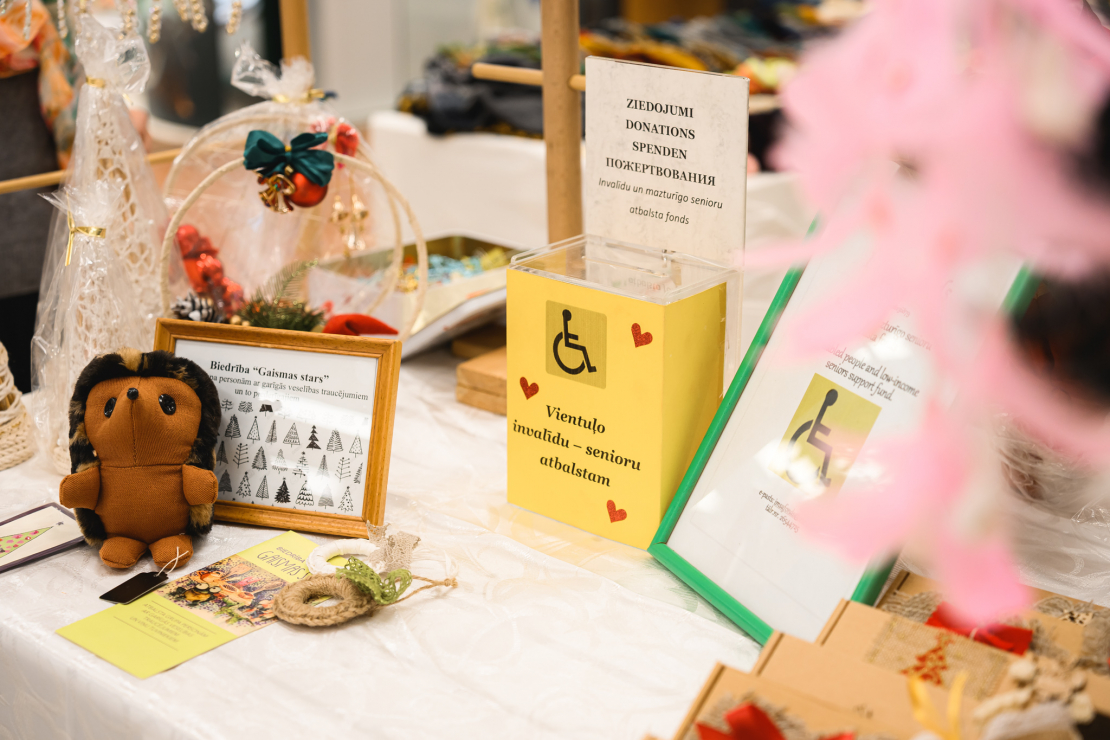 Atklāts Ziemassvētku labdarības tirdziņš.