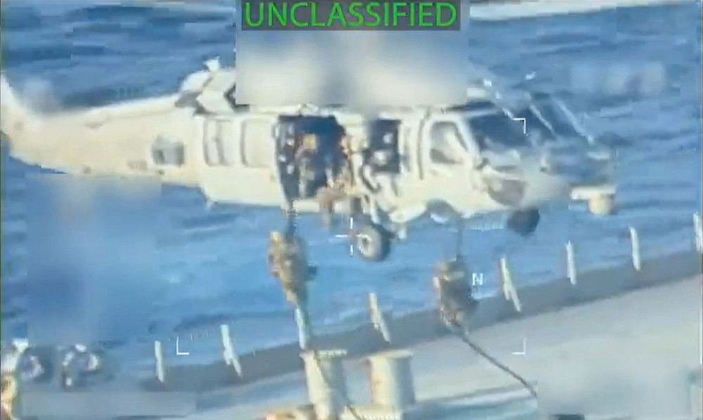 ASV ģenerālprokurores Pemas Bondi platformā "X" izvietotā videofragmentā redzama Savienoto Valstu spēku operācija, kuras laikā tika aizturēts naftas tankkuģis "Skipper".