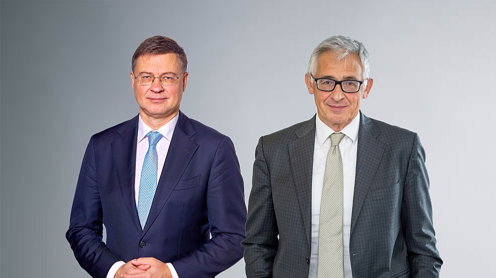 Eiropas Komisijas izpildviceprezidents Valdis Dombrovskis (no kreisās) un Eiropas Centrālās bankas izpilddirekcijas loceklis Pjēro Čipollone: "Pašlaik mūsu maksājumu vidē dominē ārpus Eiropas esošo valstu pakalpojumu sniedzēji. Mums jārīkojas, lai samazinātu ārējo atkarību, kas varētu ierobežot mūsu brīvību īstenot politiku saskaņā ar mūsu vērtībām un interesēm."