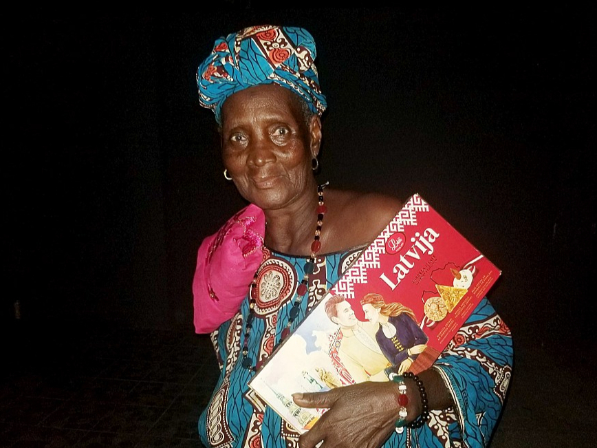 "Lāču" ražojumi Āfrikas veikalos nav redzēti, taču autora sievas vecmāmuļa Dženova dāvanā pasniegtos cepumus novērtēja ļoti atzinīgi.