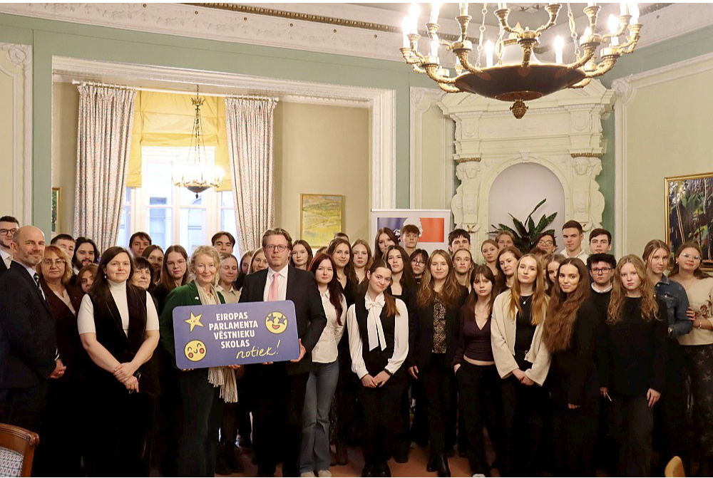 Francijas vēstnieks Latvijā Manuels Lafons Rapnuijs, EP biroja Latvijā vadītāja Anne Mete Vestergārda (centrā aiz planšetes) un EP Vēstnieku skolu dalībnieki kopīgi ar citiem Francijas vēstniecības Latvijā darbiniekiem mācījās diplomātiju un izzināja, kā top ES politika.