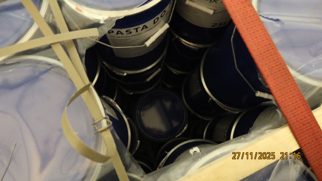 Spaiņos sabērtas zāģskaidas, bet zem tām — dažādu marku cigaretes.