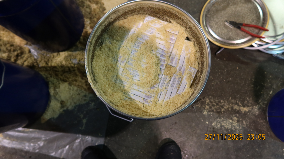 Spaiņos sabērtas zāģskaidas, bet zem tām — dažādu marku cigaretes.