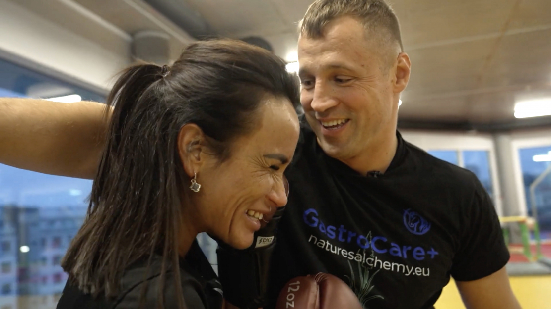 Aleksandra Kurusova boksa treniņā ar Mairi Briedi.