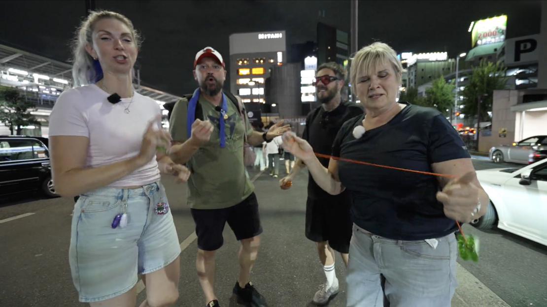 "Četri uz koferiem" Japānā.