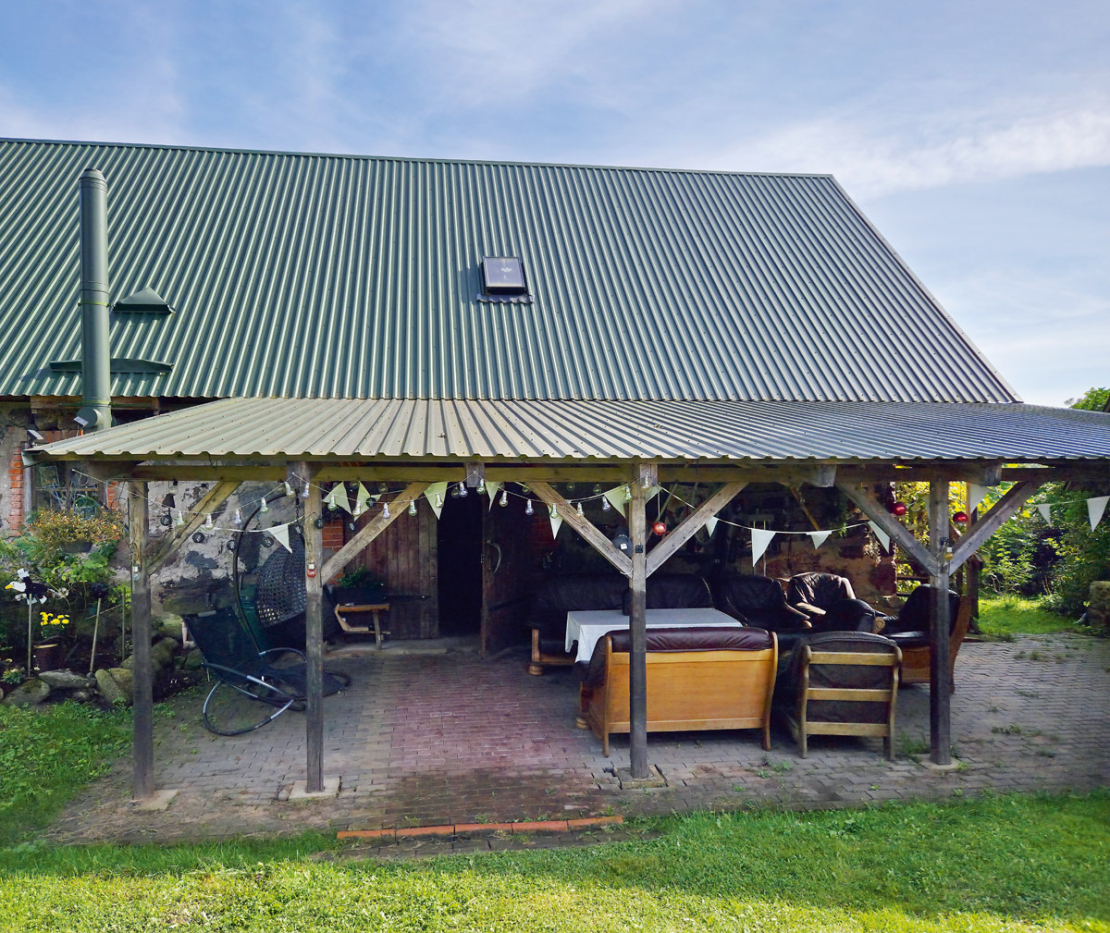 Mednieku māja ierīkota vecā stallī.