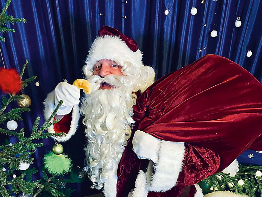 Ziemassvētku laikā Jānis dodas palīgā Ziemassvētku vecītim, un viņam ļoti garšo tikko cepti pīrādziņi!