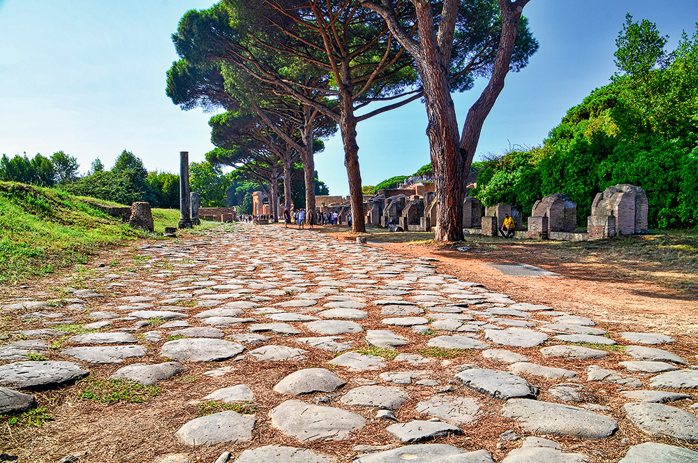 Leģendārie romiešu ceļi, kas caurauda praktiski visu impērijas teritoriju, turpina eksistēt jau vismaz divas tūkstošgades.