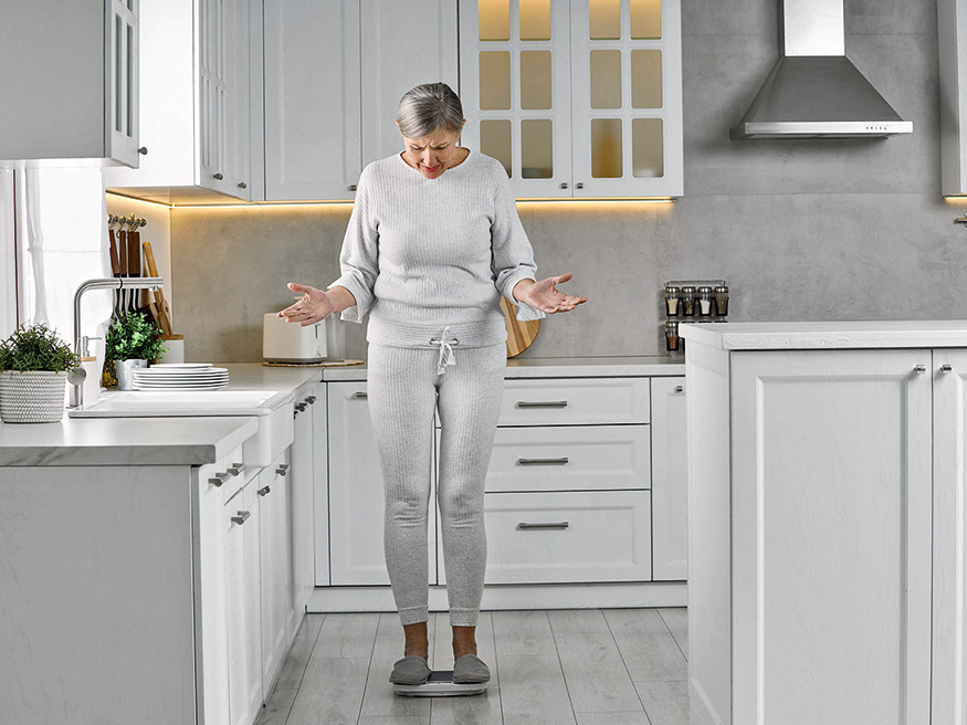 Menopauzes sākumā bieži novērojams svara pieaugums. Tauki vairs neuzkrājas sēžas un gūžu rajonā, bet uz vēdera priekšējās sienas.