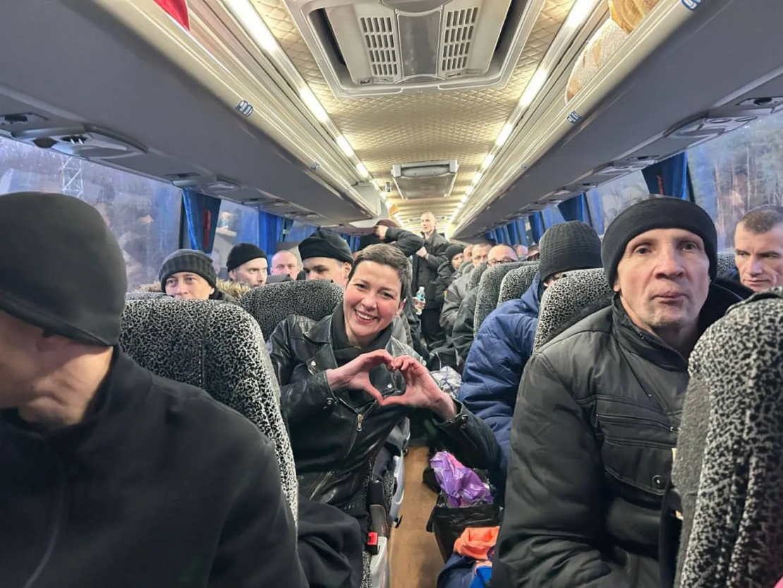 Baltkrievija atbrīvo 123 politieslodzītos, tostarp opozīcijas protestu līderus Koļesņikovu un Bjaļacki.